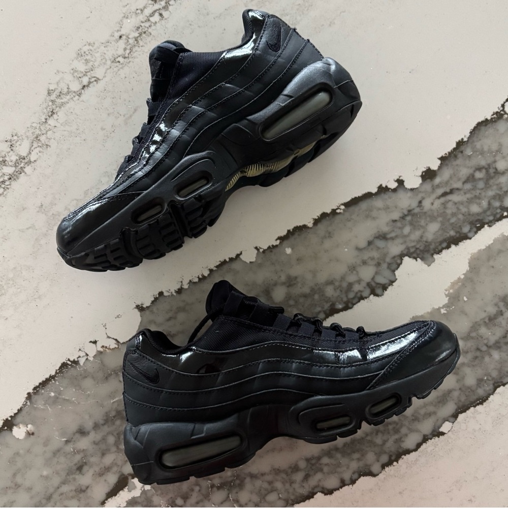 Nike Air Max 95 Black Black Black Sneaker Style 307960-010 Patent Leather Design